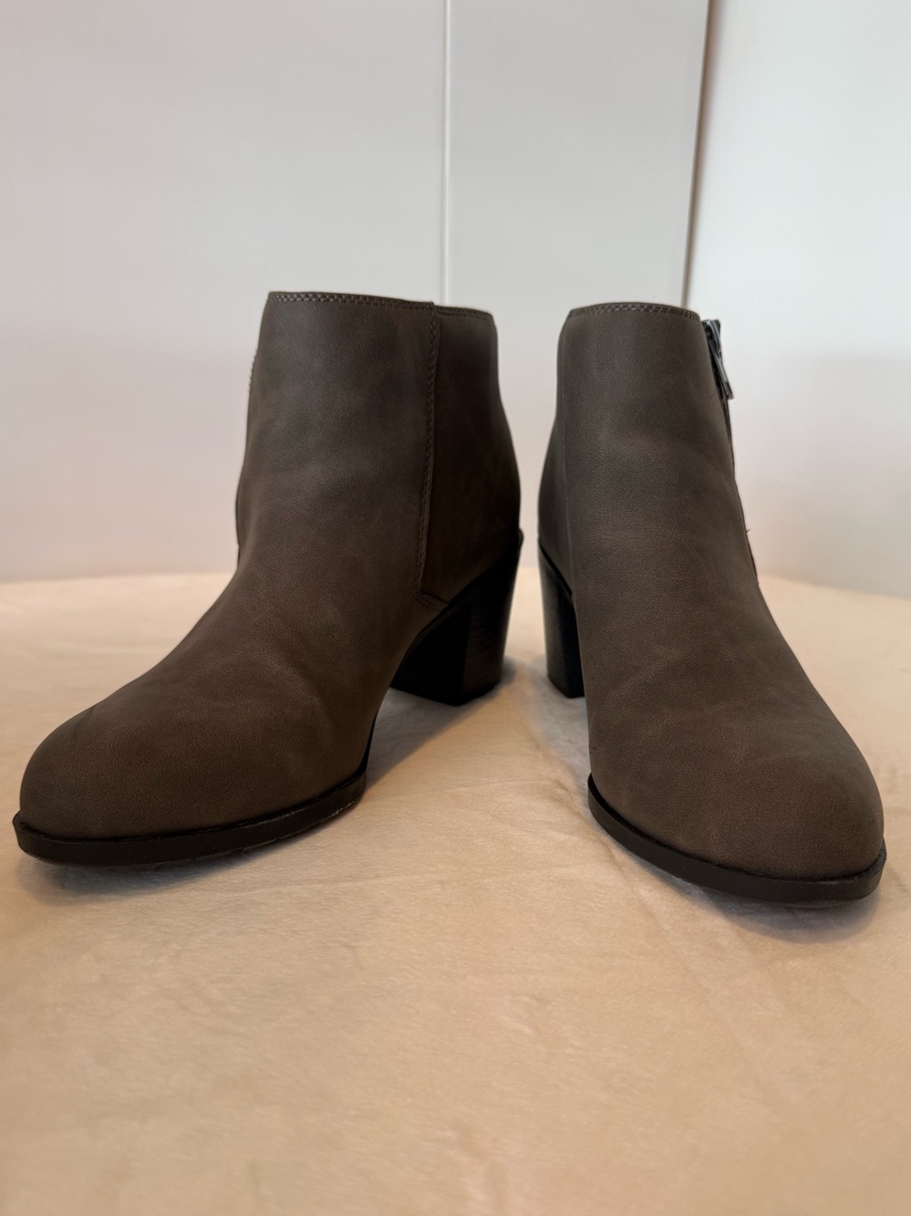 Giani Bernini Ana Ocean Taupe Ankle Boots Block Heel Side Zip Women’s 8.5